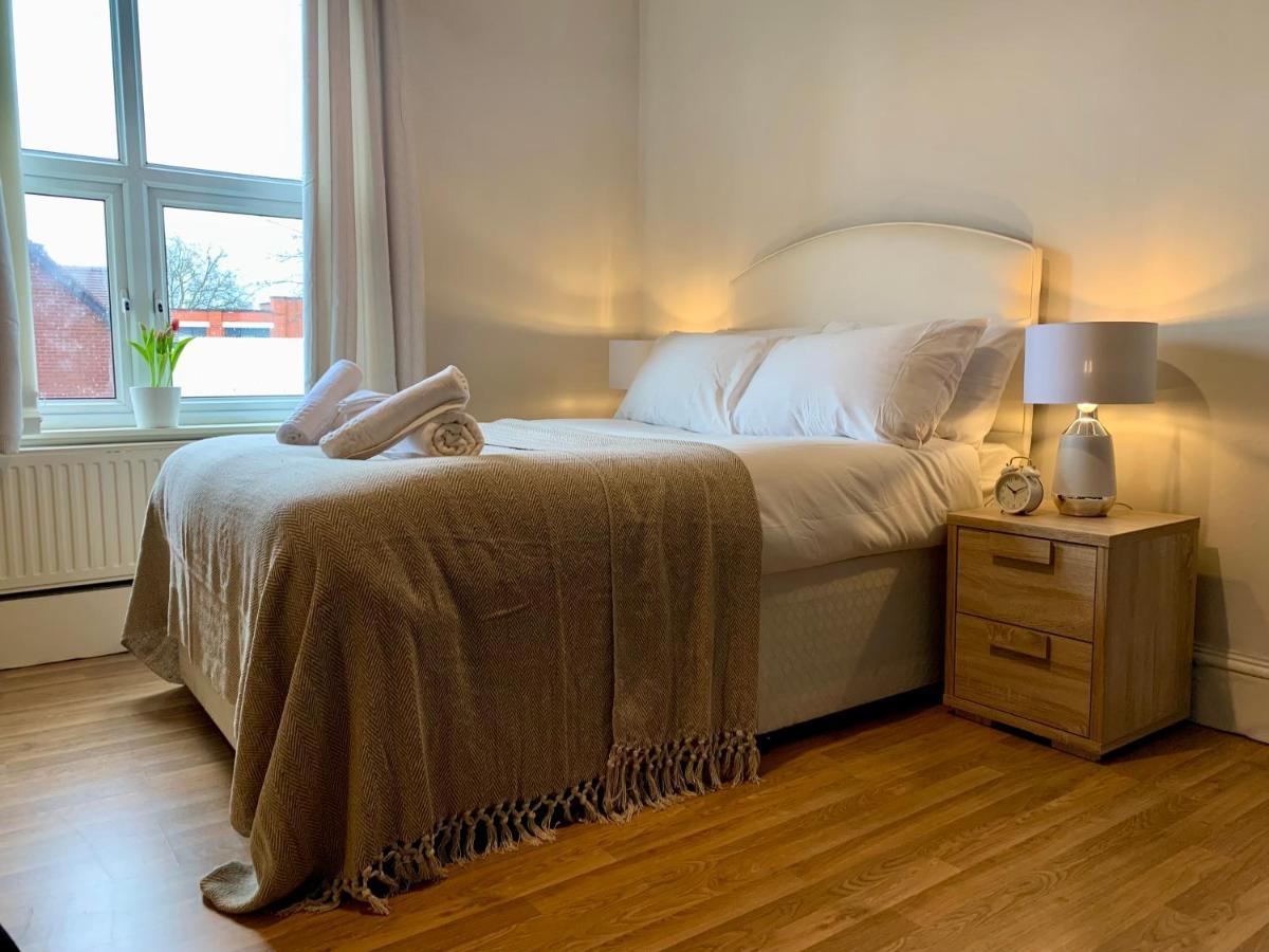 Somerford Place - 6 Beds - Sleeps 12 - Parks 2-3 Cars/Vans Willenhall Exterior photo